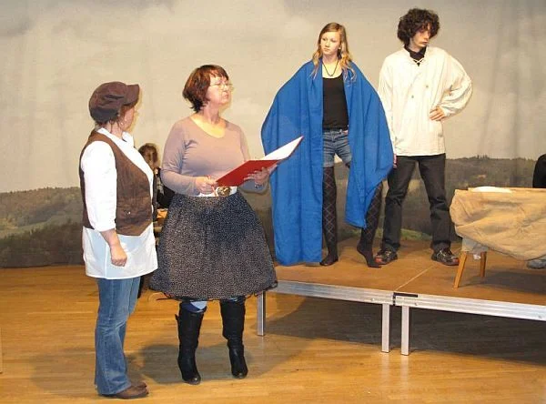 Die Regisseurin (Christiane Platow o. Annette Strauch) und die Autorin (Ina Krause) sind sich nicht einig.