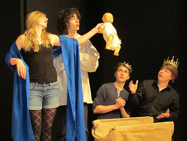 Caspar (Antonius Strauch) und Melchior (Leopold Strauch) knien bewundernd und erstaunt zugleich vor der Krippe.