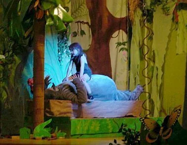 Balu (Jörg Platow) und Mogli (Josephine Strauch oder Anton Hinneck) ruhen sich aus.