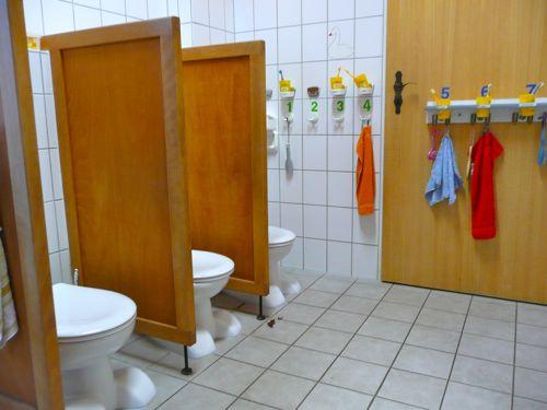 Waschraum und Toiletten 3