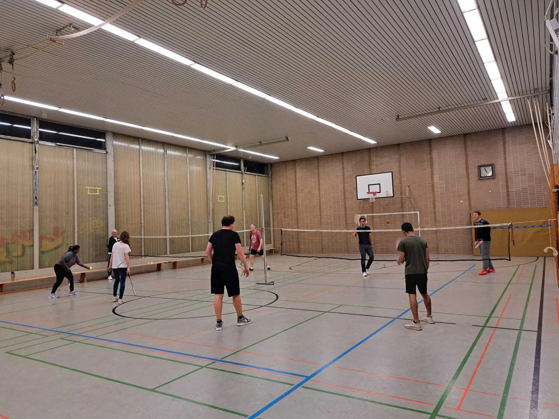 Heute mit 12 Spielern auf 2 Spielfeldern. Wer gerade nicht gespielt hat, konnte sich ausruhen oder mit der Sportwartin an der Technik feilen.