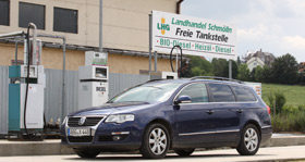 Auto an Tanksäule