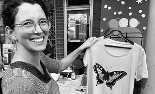 frau-mit-schmetterlingshirt