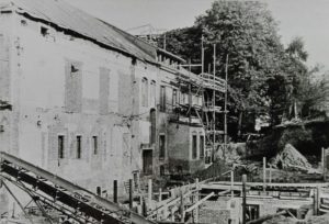 Das Fundament des Zwischenbaus entsteht