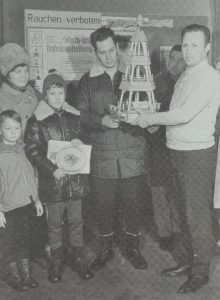 Horst Schreiter übergibt 1972 zur Schnitzausstellung dem 10.000. Besucher eine Pyramide