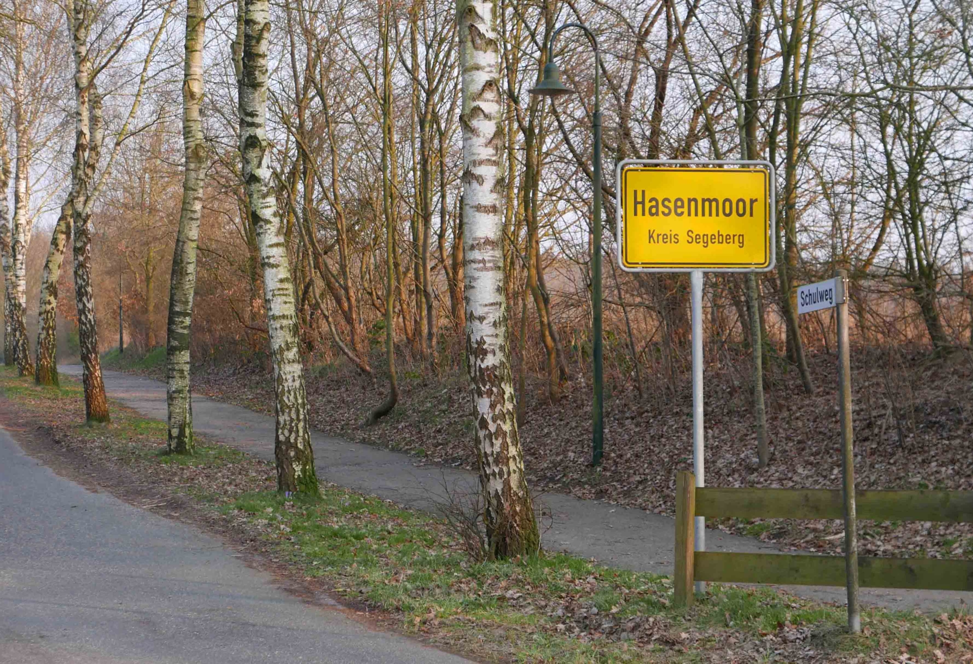 Ortsschild Hasenmoor - Ecke Dorfstraße - Schulweg
