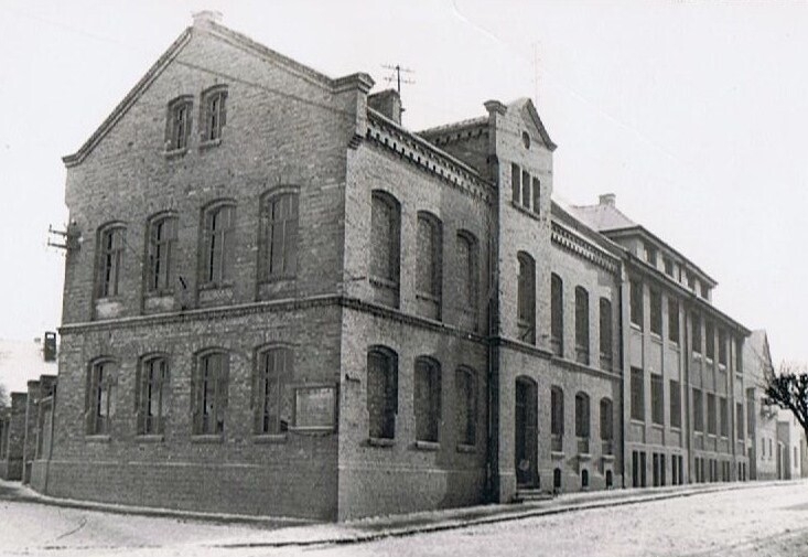 Schulgebäude um 1900