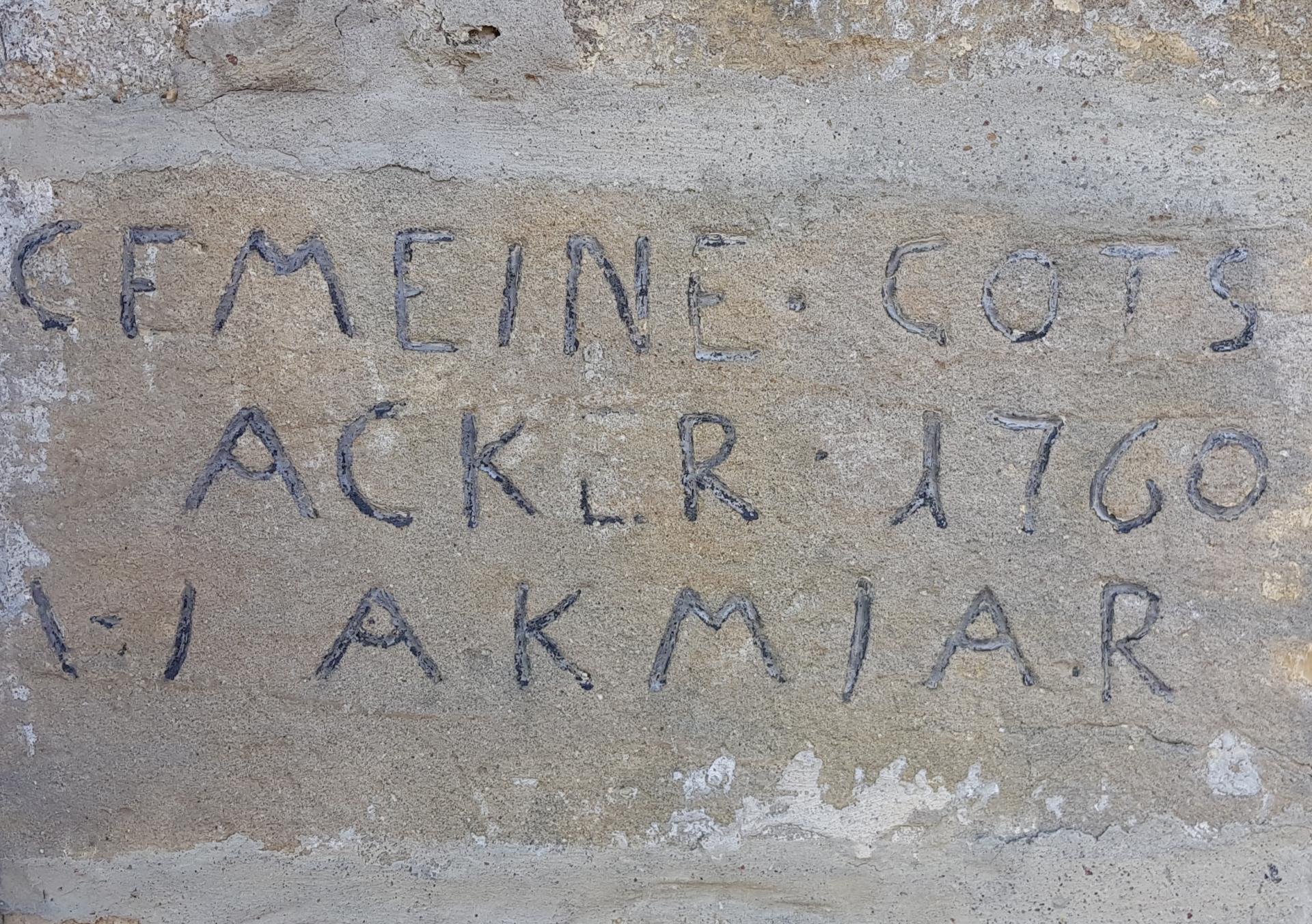 Inschrift am rechten Pfeiler des Eingangs zum Friedhof