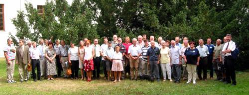 Gruppenfoto bei der Tagung in Wien vor einer buschförmigen Eibe
