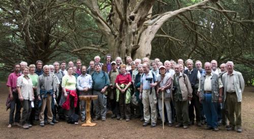 Gruppenfoto der Eibenfreunde in dem Wald Great Yew