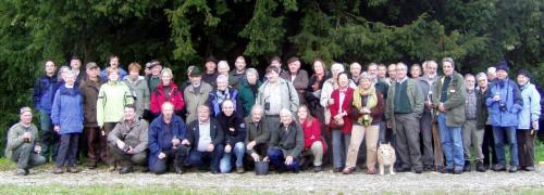 Gruppenfoto der Eibenfreunde vor der riesigen Eibe im Gerstler bei Heimiswil