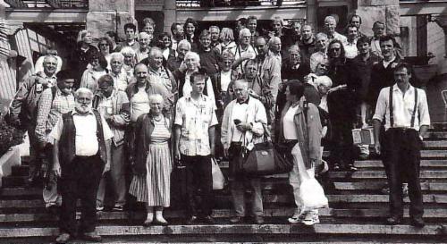 Gruppenfoto vor dem Bahnhof in Sochi