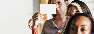 mehrere-personen-von-der-eine-eine-eine-wahlkarte-hochhaelt