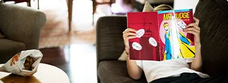 person-liegt-auf-sofa-und-liest-zeitschrift