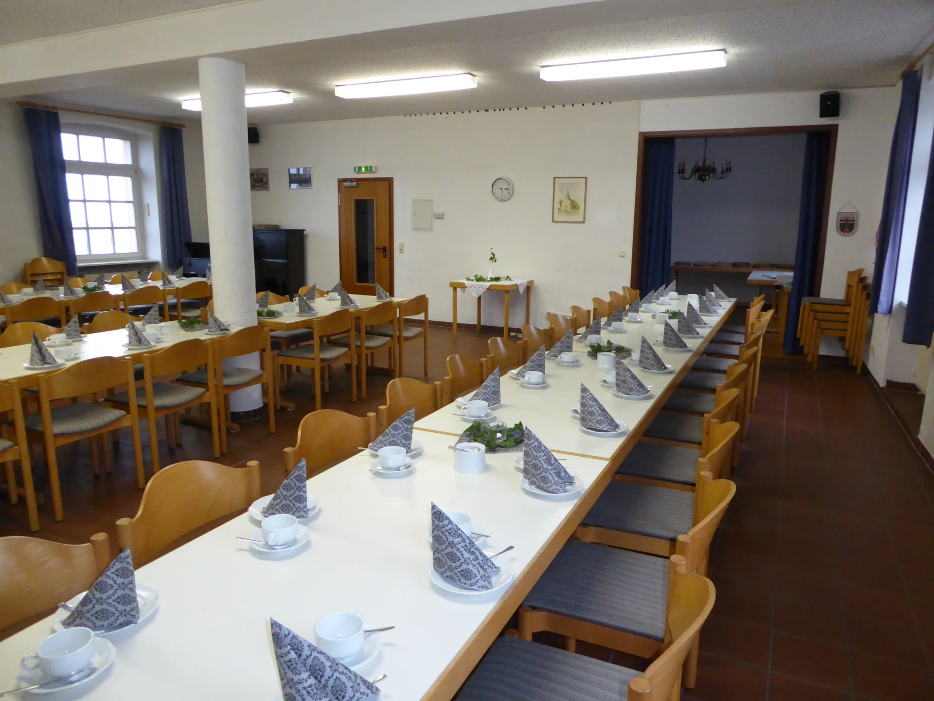 Saal, links Eingangstür