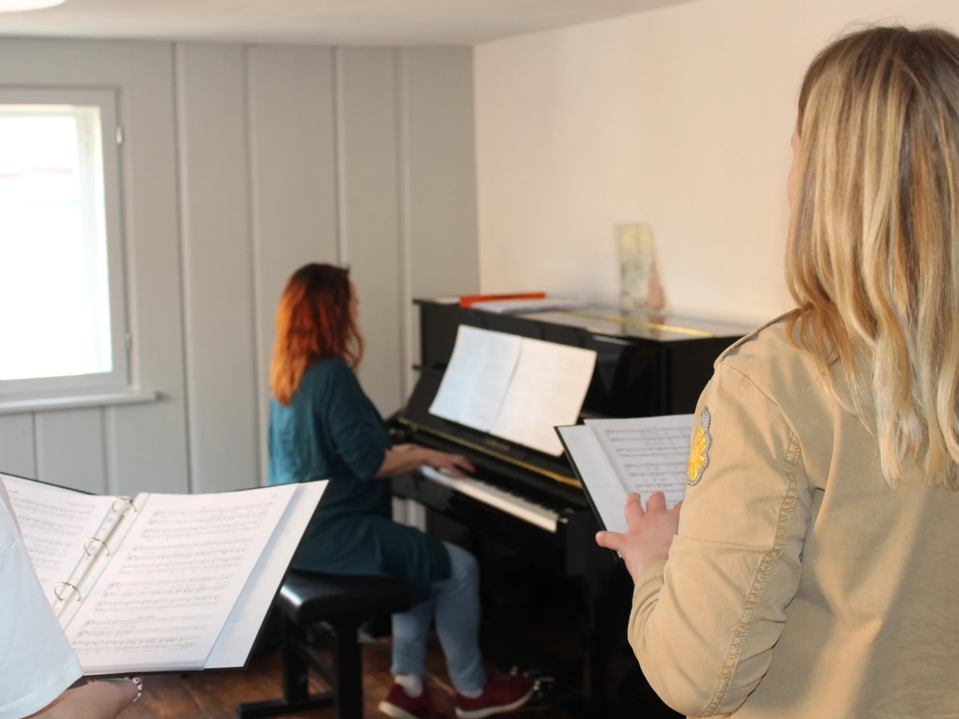 Gesangsunterricht Lehrerin am Klavier