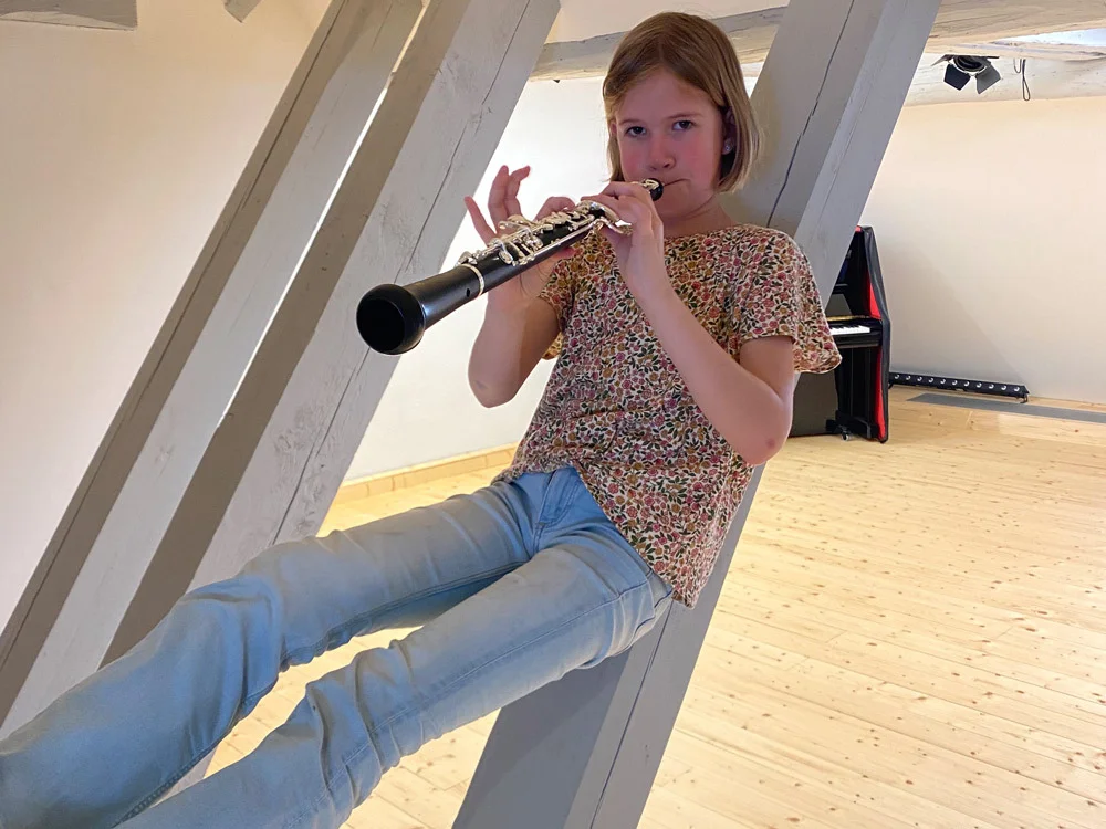Schülerin mit Oboe