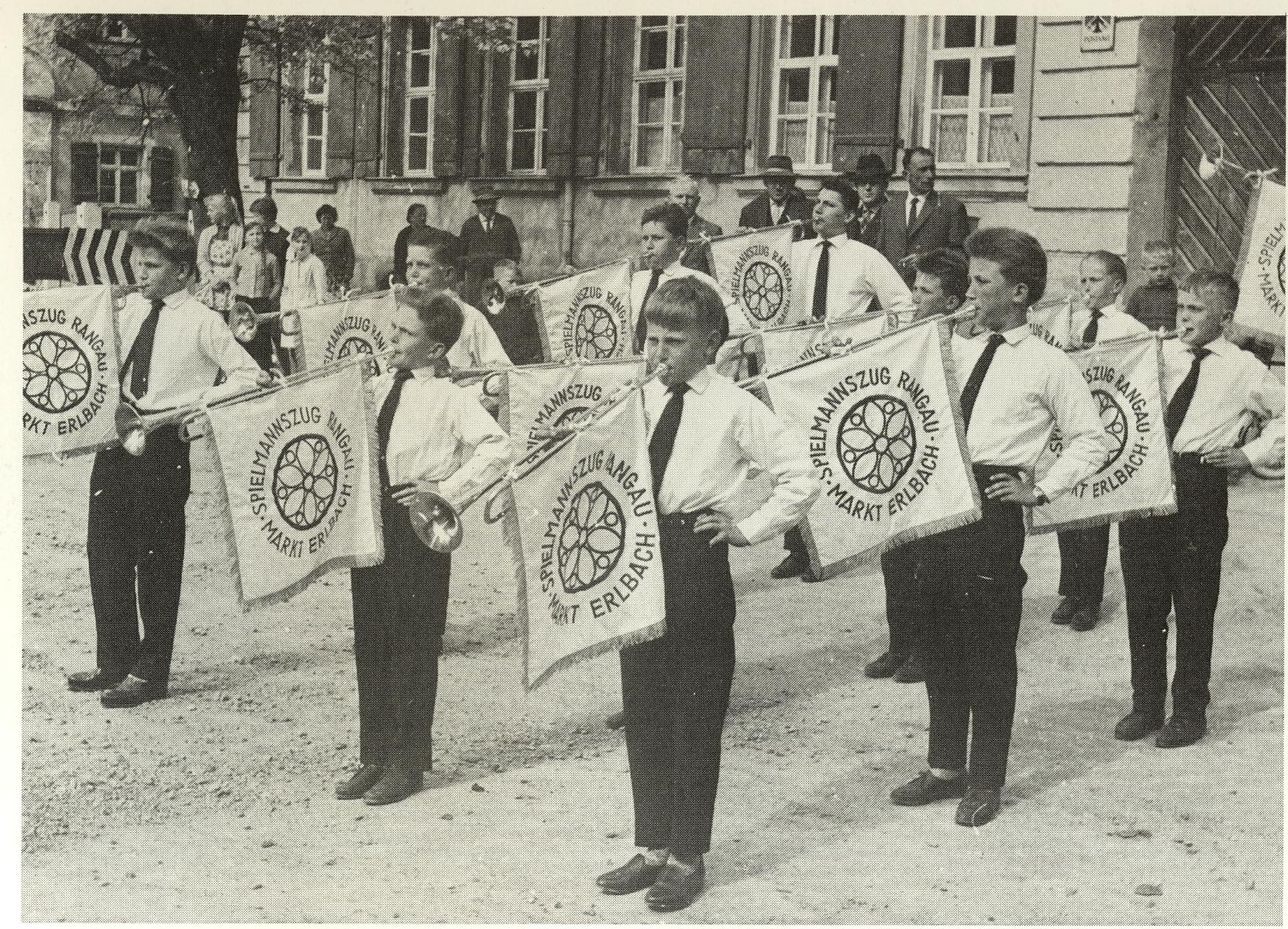 1962  An den Fanfaren sind die neu entworfenen Tücher befestig