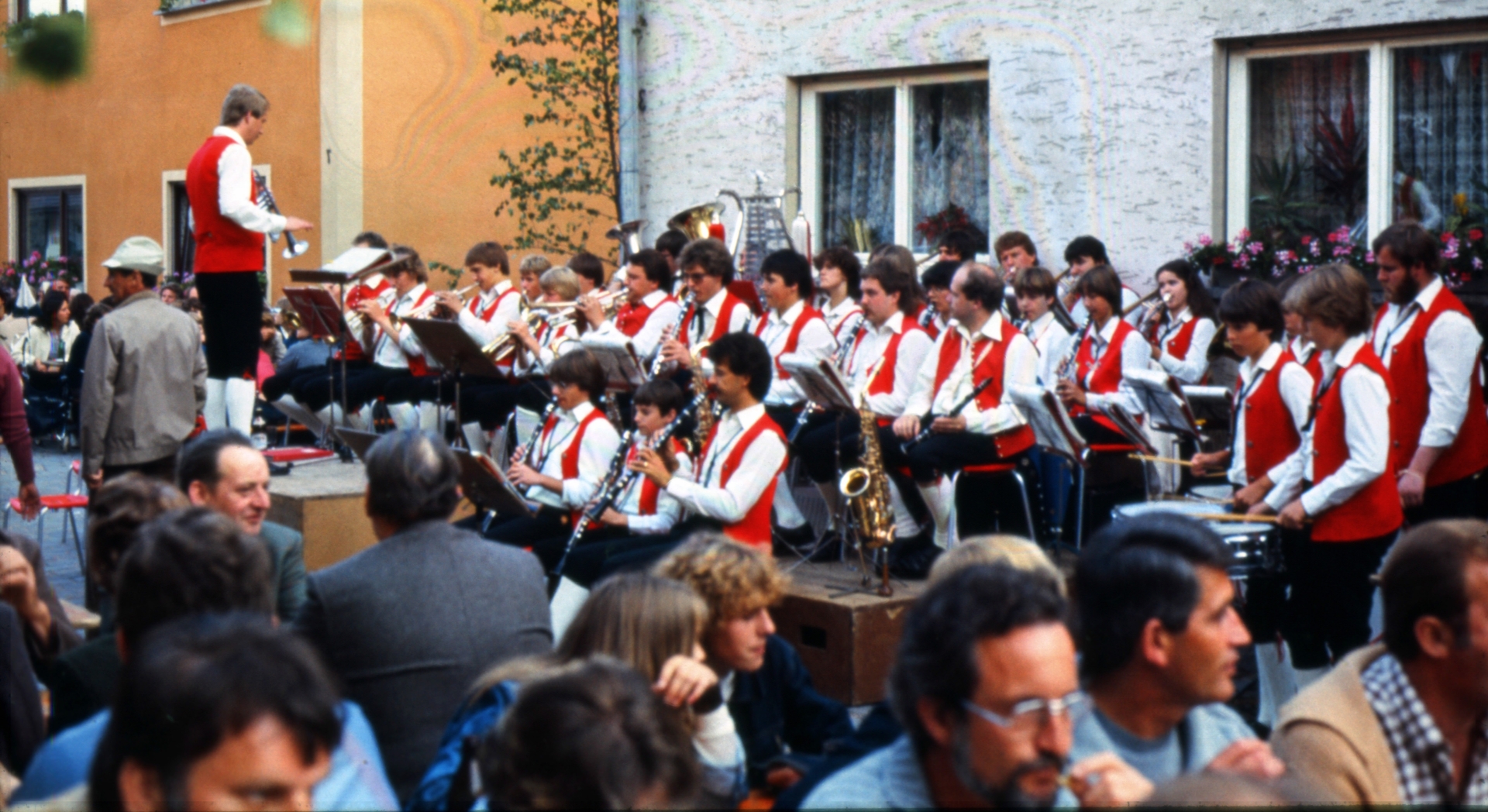 1981               erstes Straßenweinfest in der Kirchgasse