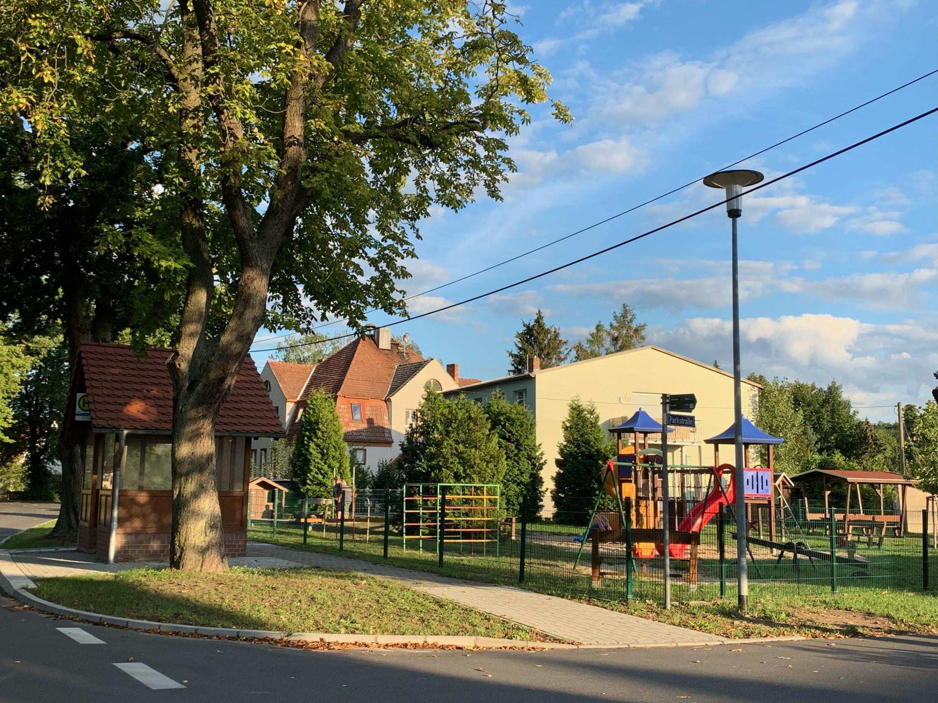 Spielplatz mit Gemeindehaus (ehemals Kindergarten)