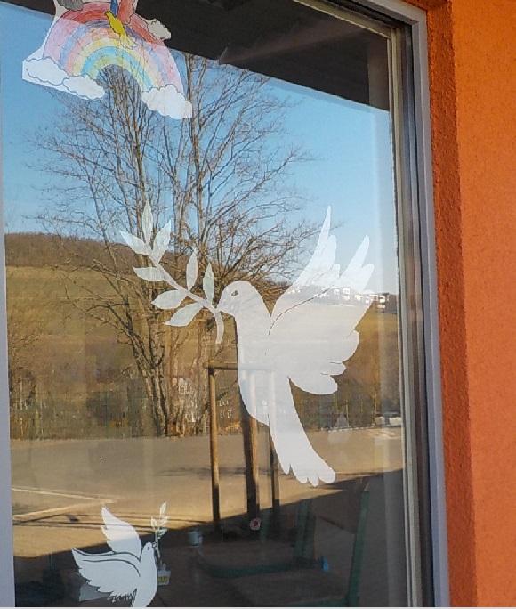 Friedenstauben im Fenster
