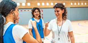basketballtrainerin-motiviert-spieler-wahrend-des-trainings
