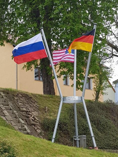 Flaggen in der Nähe des Denkmals Flaggen in der Nähe des Denkmals