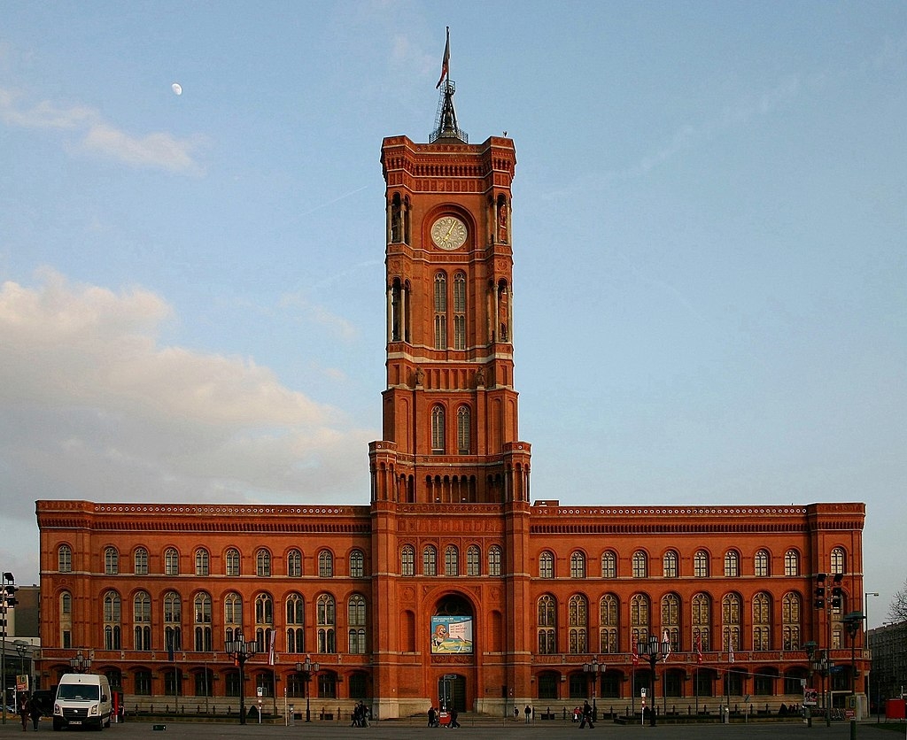 https://commons.wikimedia.org/wiki/File:Rotes_Rathaus_in_Berlin-Mitte.jpg