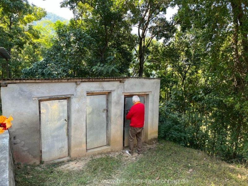 Toiletten in der Gaiyashworischule in Sukajor