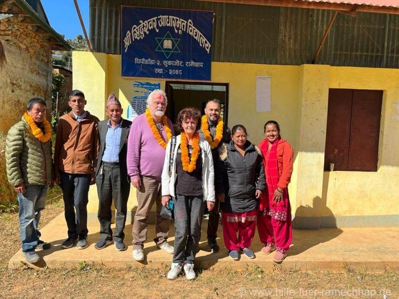 Siddheshwor Basic School in Mugan - Lehrerteam & Direktorin (2.v.re)