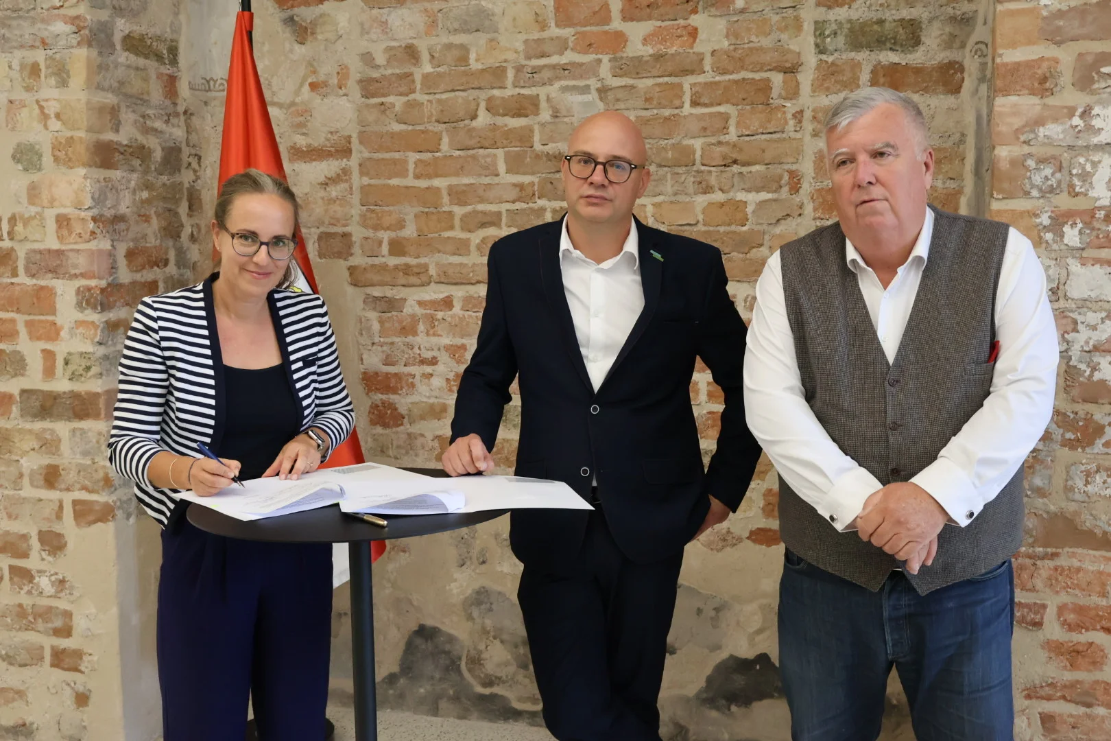Vertragsunterzeichnung Fr. Fälker, Hr. Strasser, Hr. Schmidt - Bildrechte beim Landkreis MOL