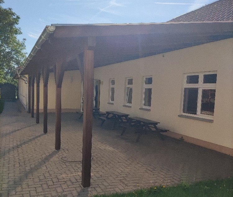 Anbringung einer Terassenüberdachung am Kinderhaus Schönnewitz  neu