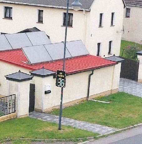 Geschwindigkeitsmesstafel zur Verkehrsberuhigung in Cavertitz alt