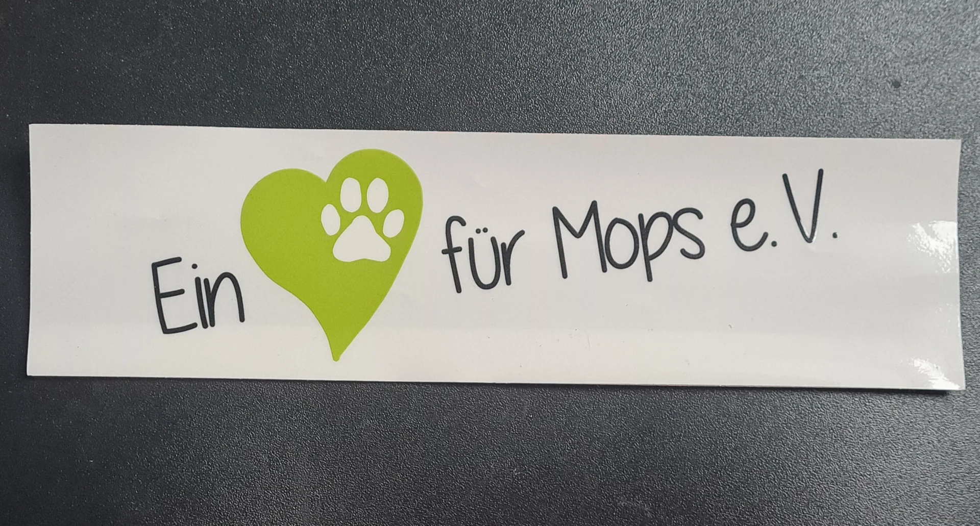 Aufkleber dunkle Schrift schräg
