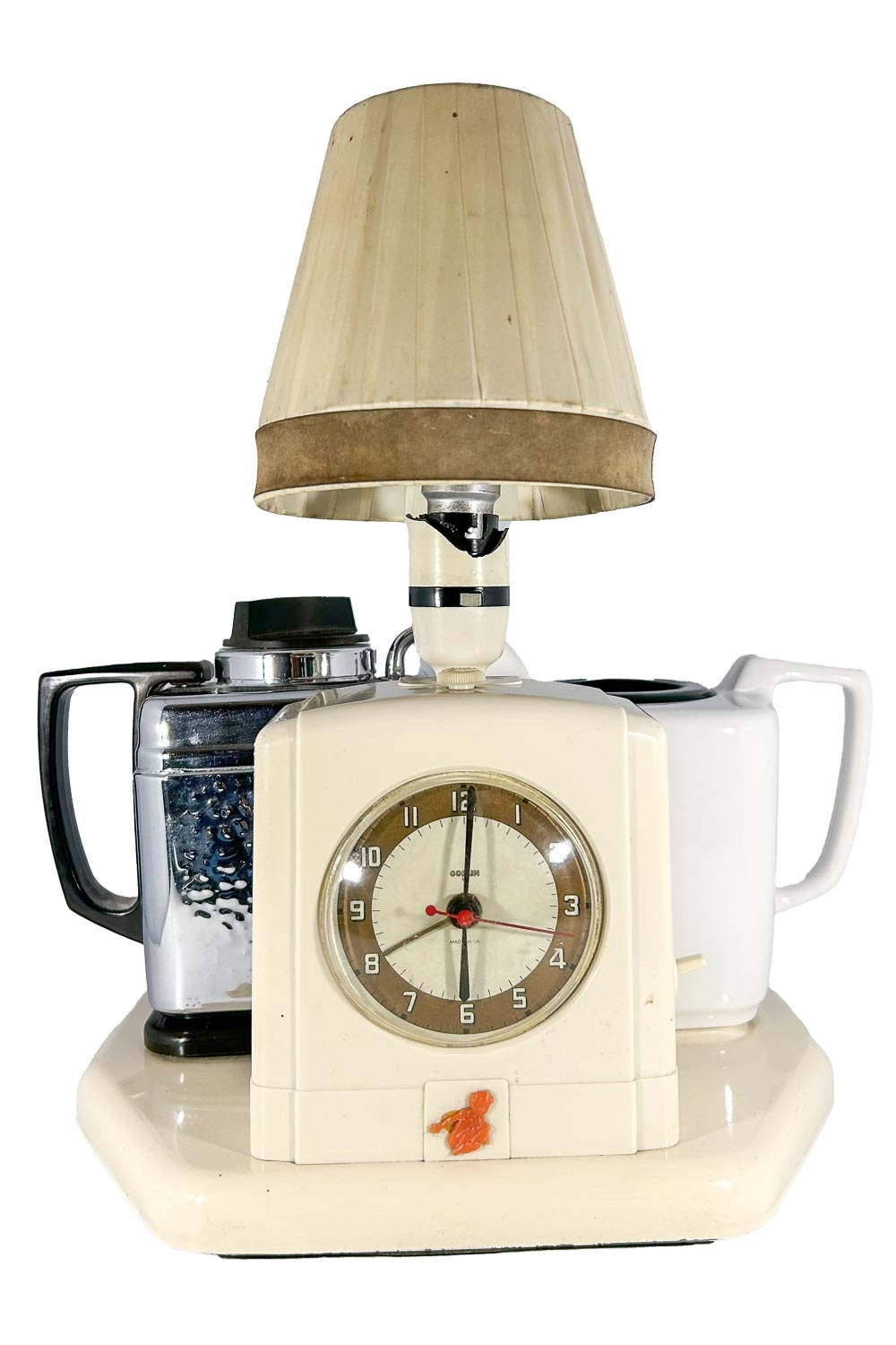   Englischer Teeautomat mit Wecker und Nachttischlampe ind er Sonderaustsellung -Die Nacht- Foto- Museum OSL- Linke
