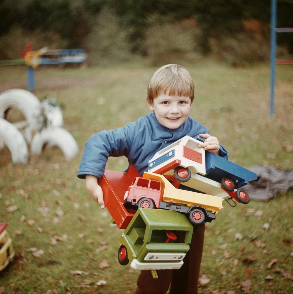  file_0000dc73 Bad Saarow 07.11.1972 Im Kinderheim Bad Saarow trägt ein Junge Spielzeuglaster auf seinem Arm. Foto- Morgenstern ddrbildarchiv.de - Klaus Morgenstern