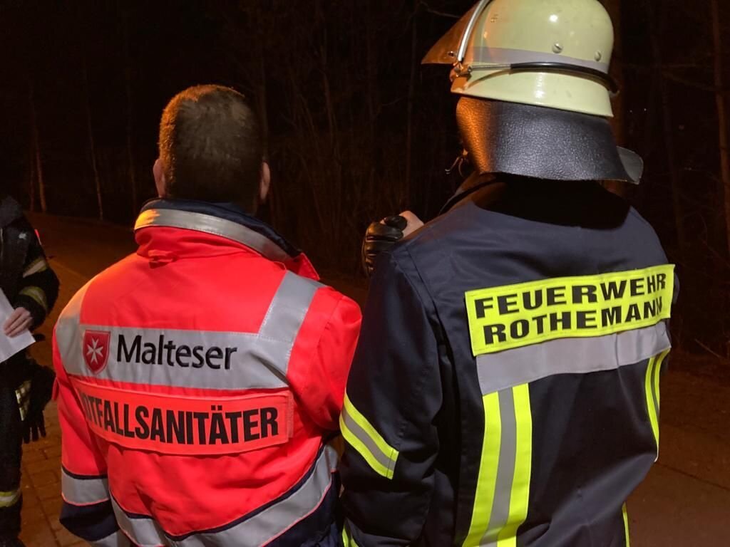 Feuerwehr und Rettungsdienst von hinten