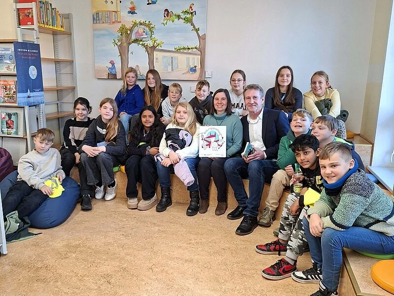 Bürgermeister mit Bibliothekarin und Schulkindern