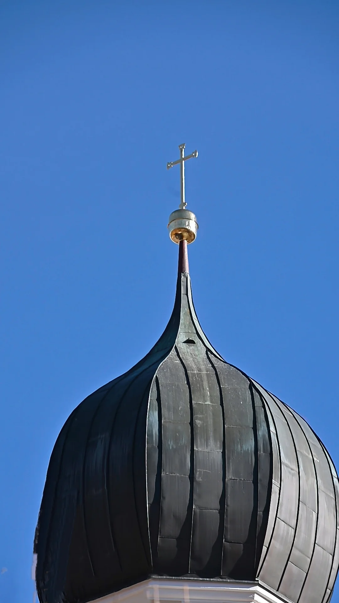 Zeitkapsel und Kreuz im neuen Glanz