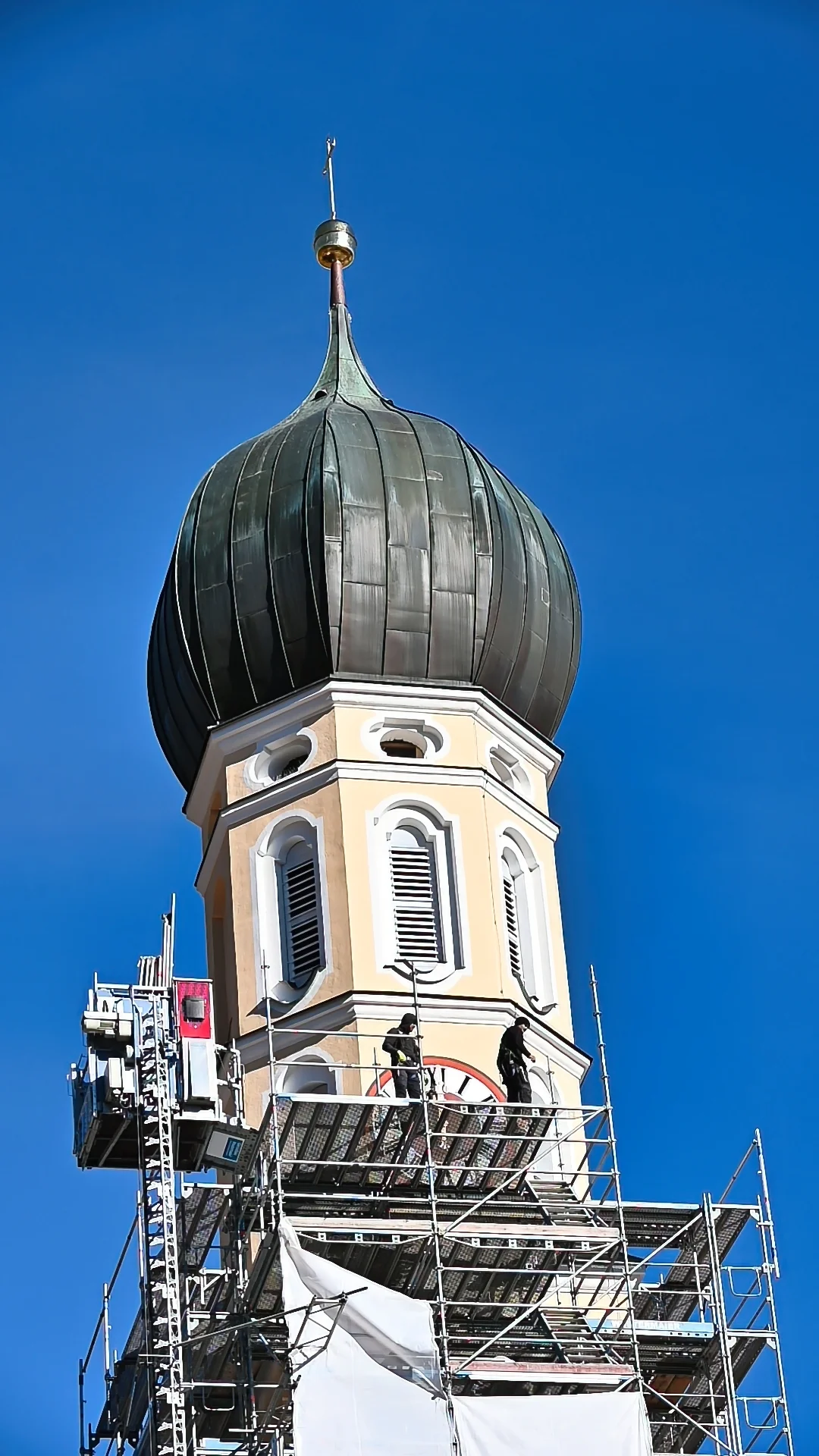 Der oberste Teil des Kirchturms wird enthüllt.
