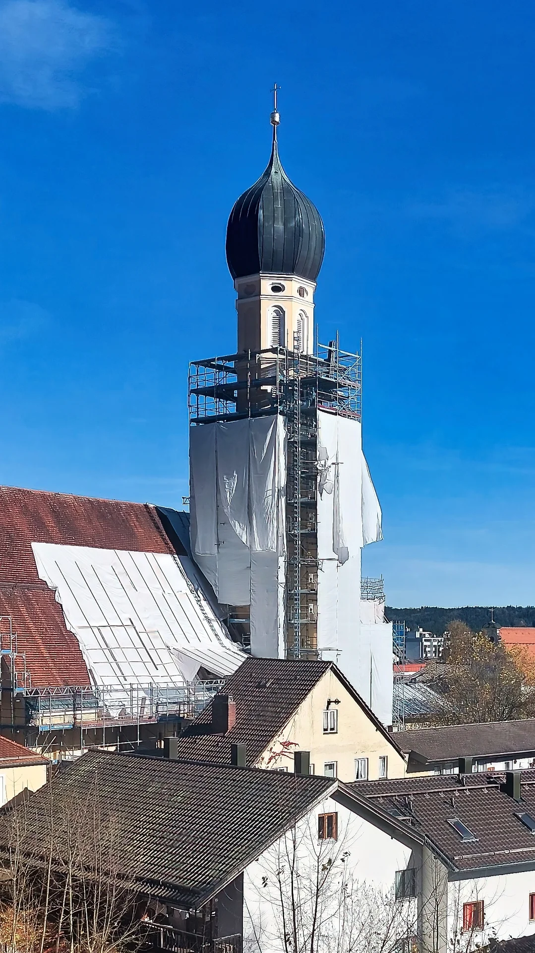 Die ersten Kirchturmhüllen fallen.