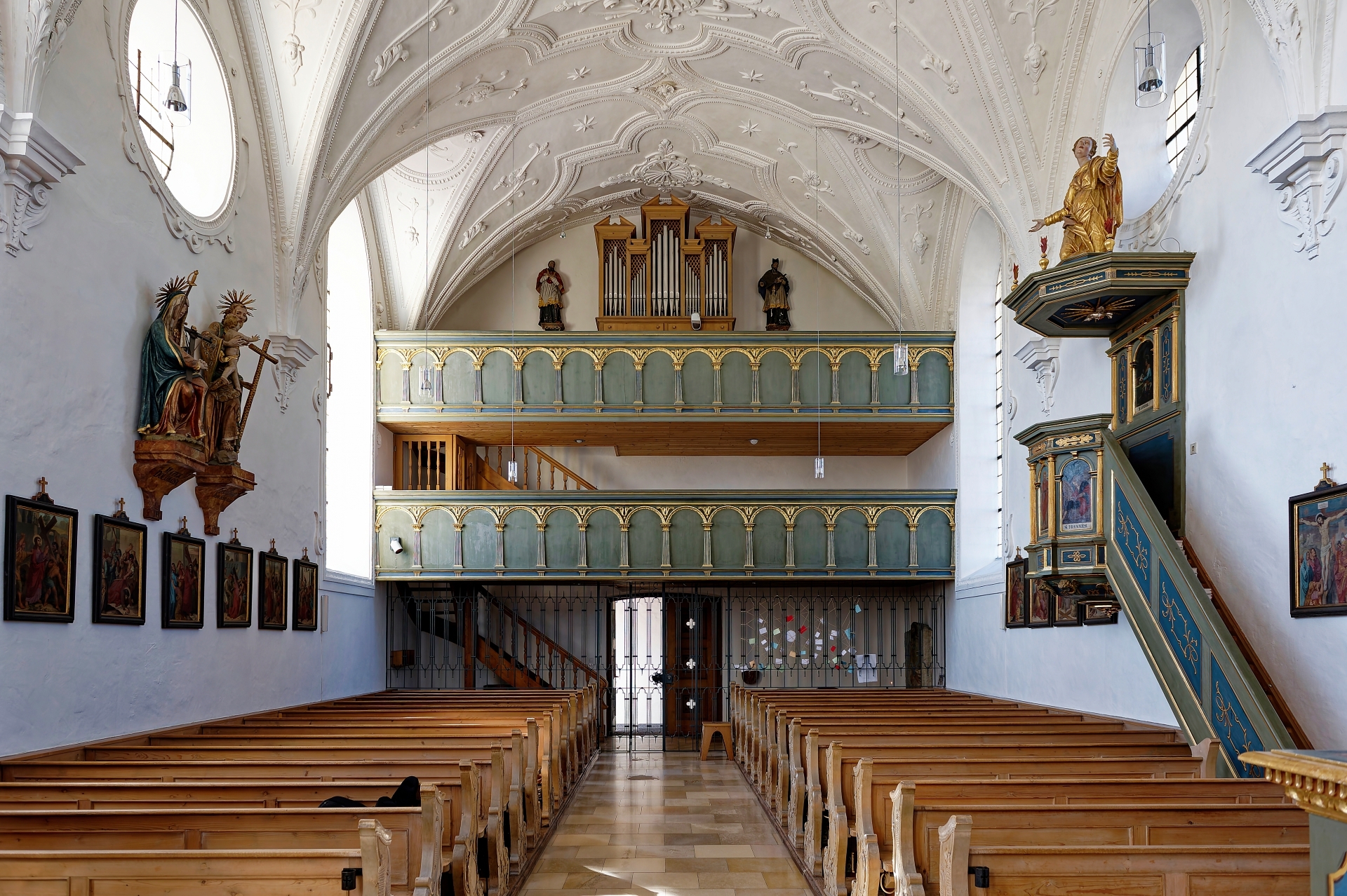 St. Nantovinus Kirchenschiff mit Orgel
