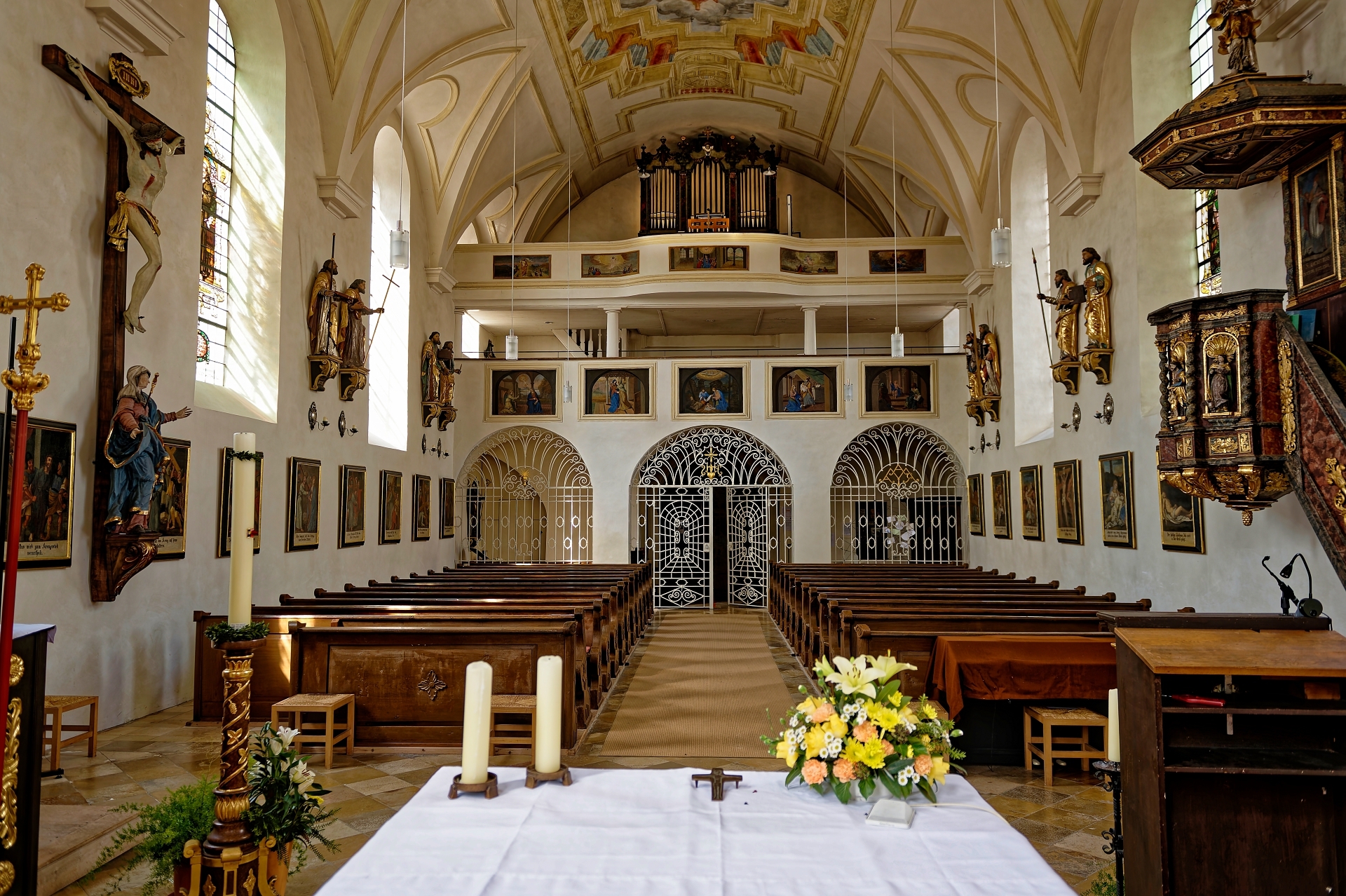 St. Benedikt Kirchenschiff mit Orgel