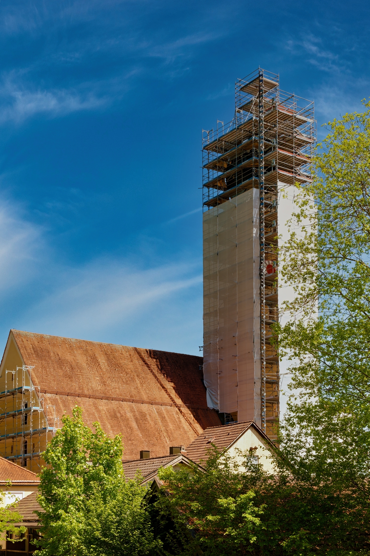Turm mit Staubwand versehen