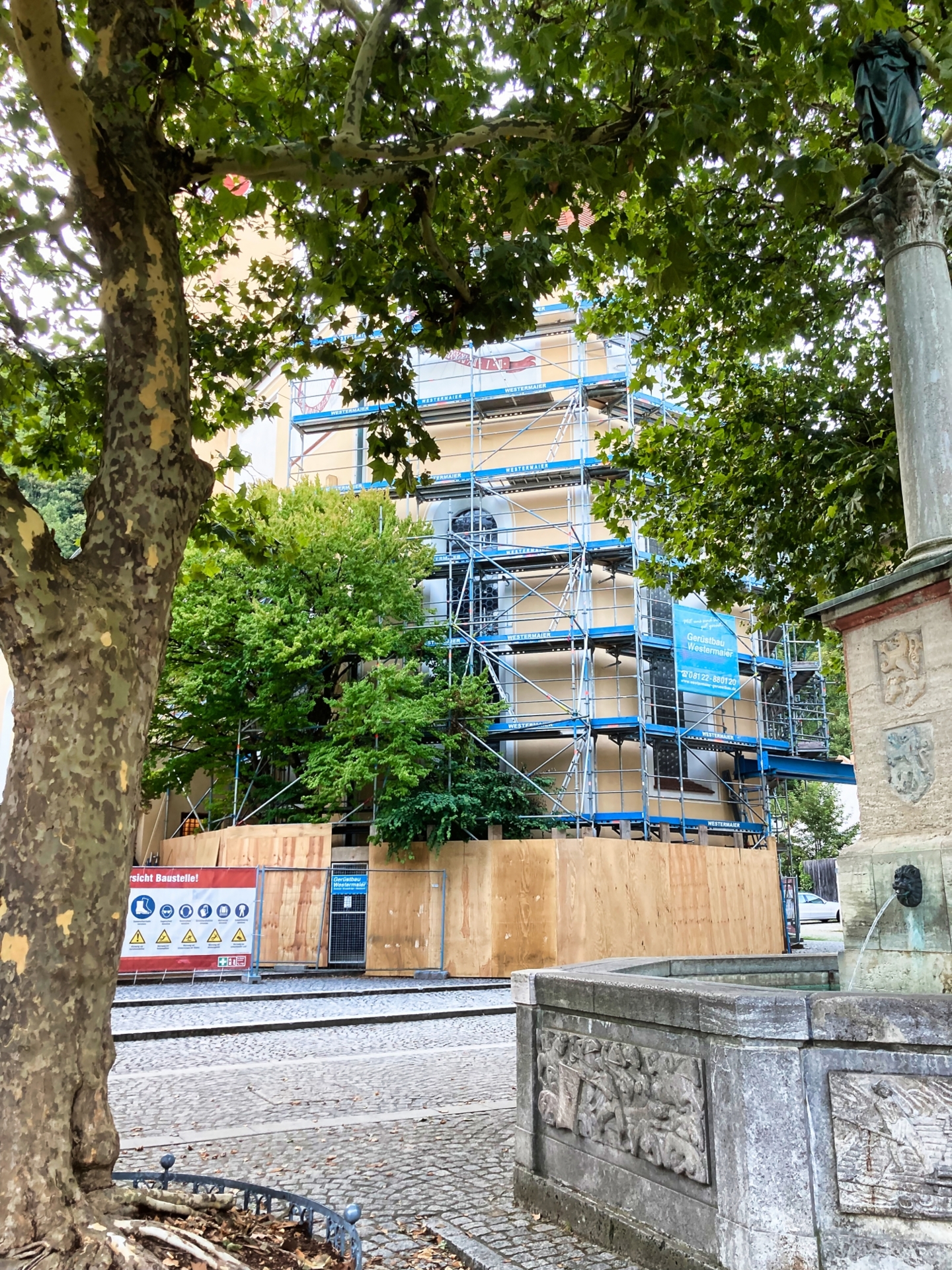 St. Andreas Außengerüst mit Brunnen