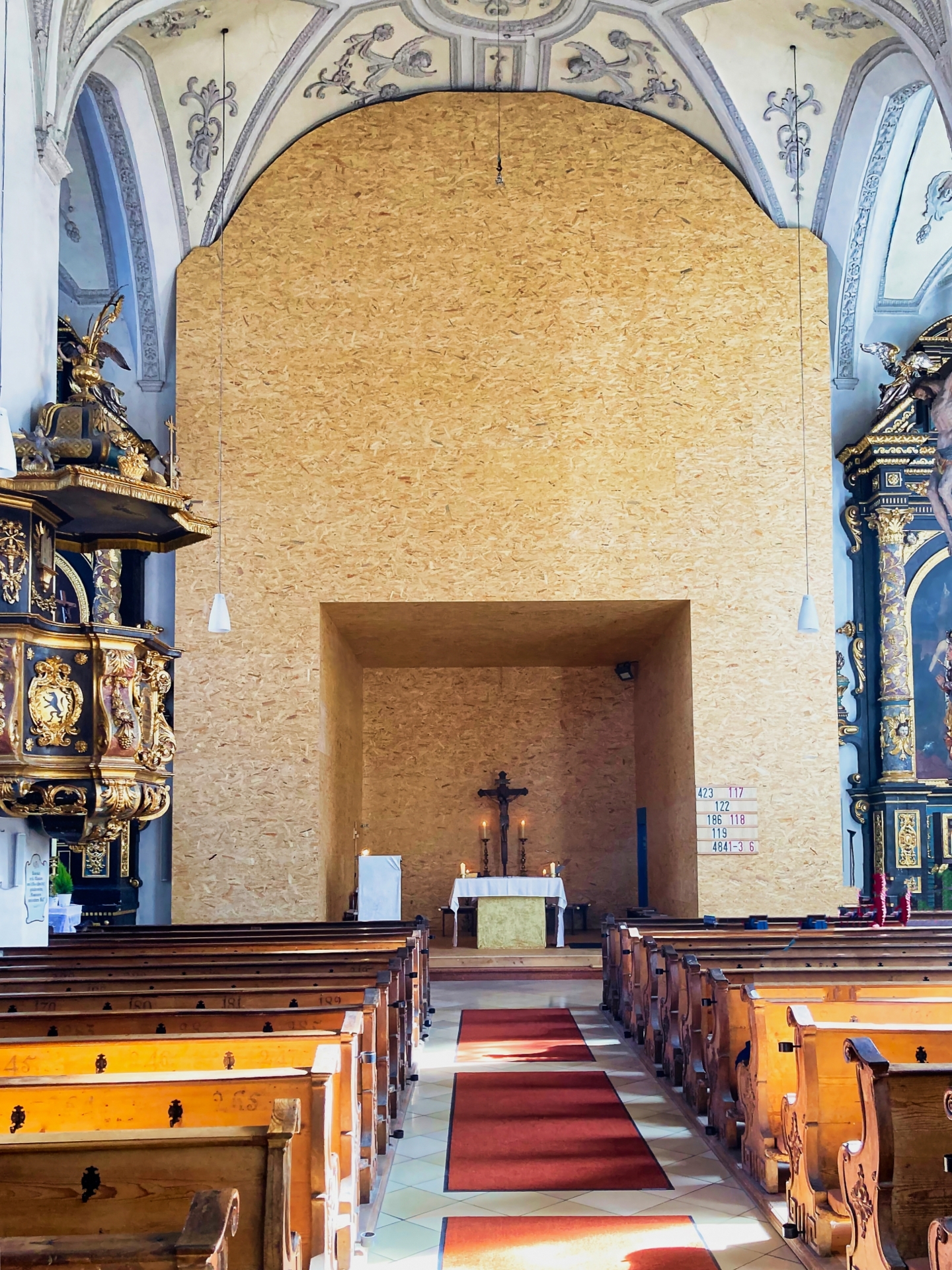 St. Andreas mit Holzwand