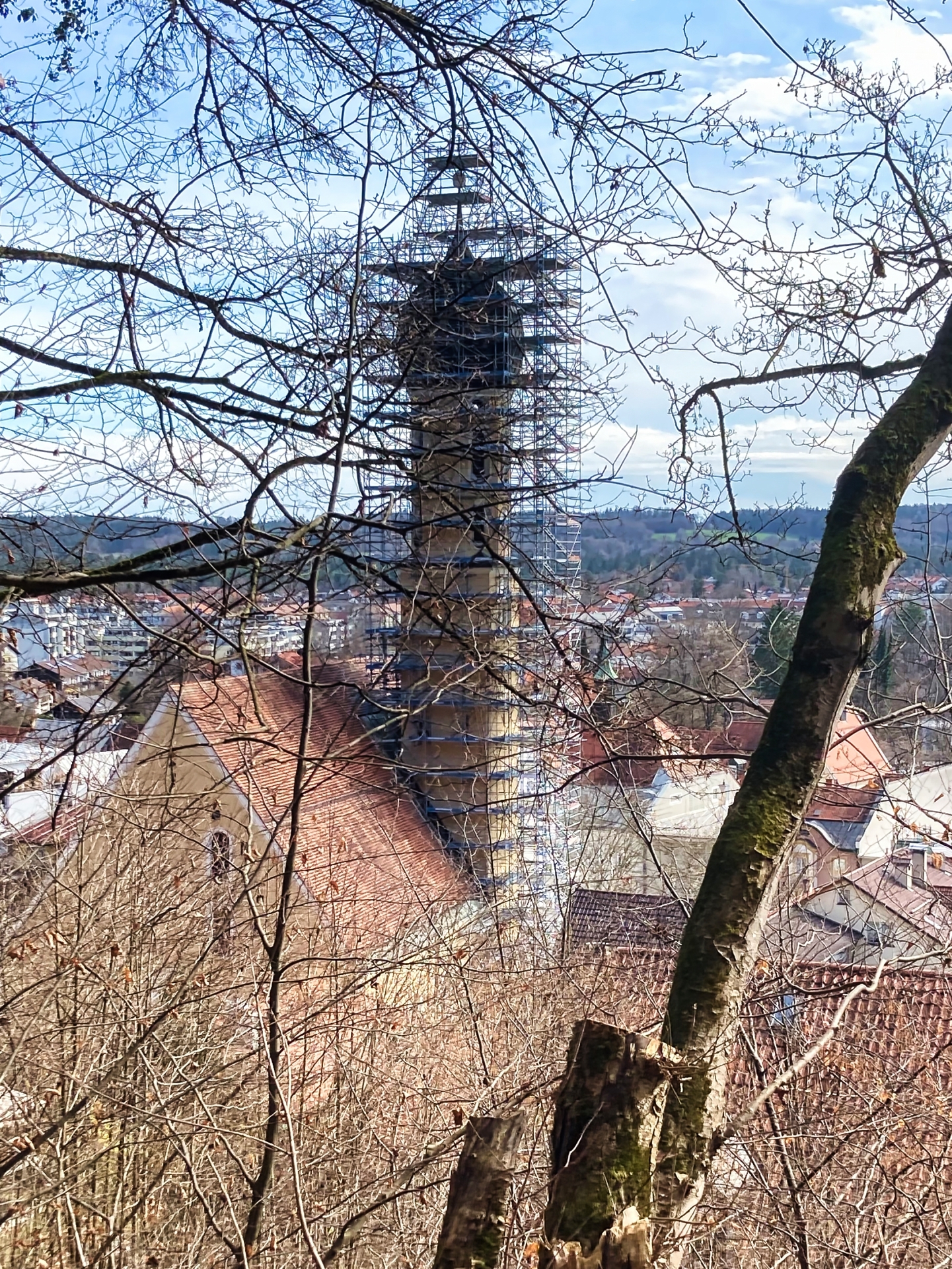St. Andreas mit voll eingerüsteten Turm