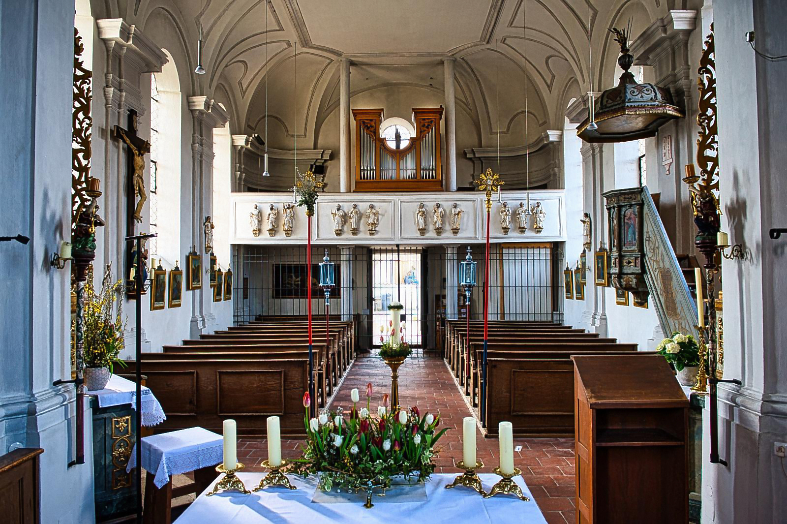 St. Johannes d.T. Kirchenschiff mit Orgel