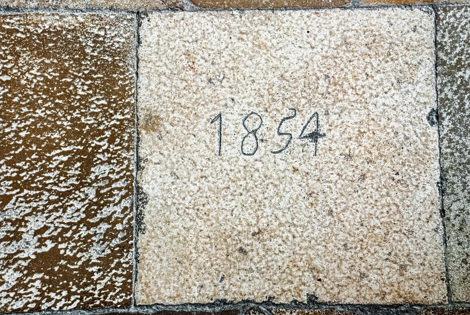 Steinplatte mit Jahreszahl