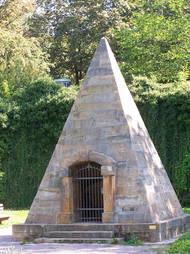 2001: Restaurierung der Studnitzpyramide